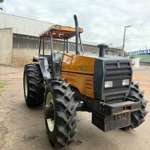 TRATOR AGRÍCOLA 