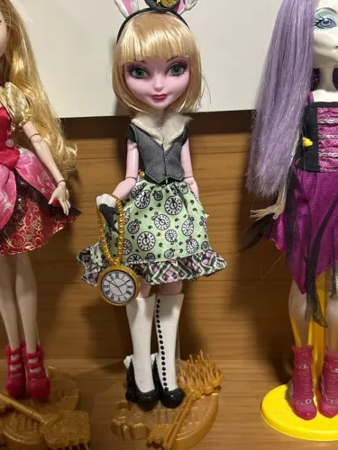 Boneca Ever After High (conservada)