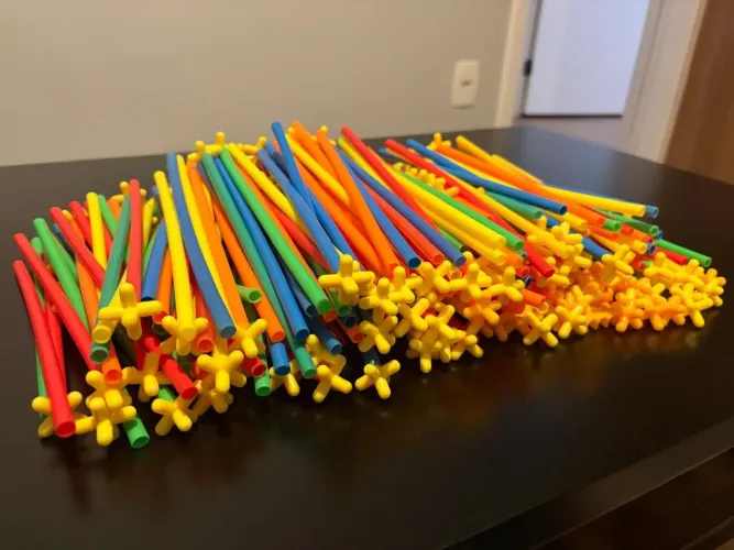 Brinquedo de montar com canudos e conexões - mais de 100 peças