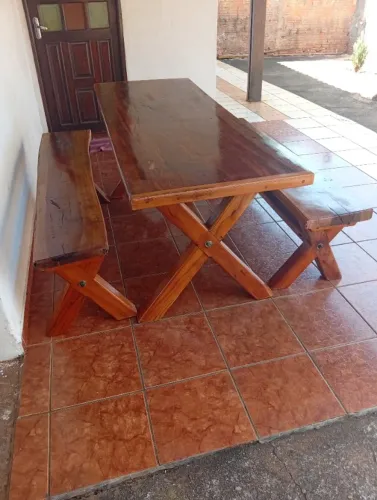 Mesa de madeira maciça