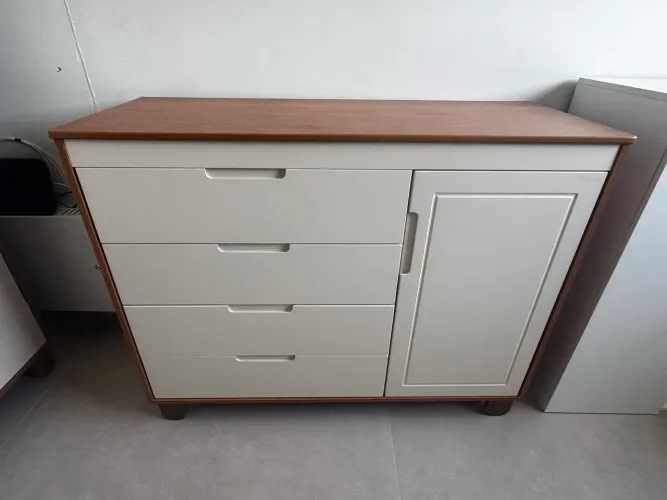 Cômoda Branca com Tampo Amadeirado - 4 Gavetas + Porta