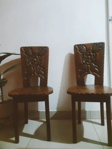 Dupla de cadeira vintage, maciça, imbuia envelhecida com entalhe feito a mão