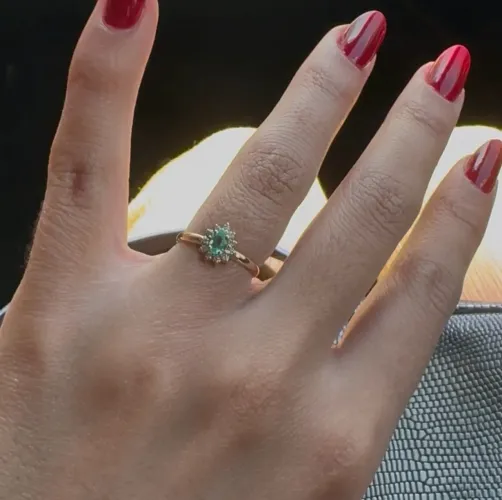 Anel ouro 18k cravejado com diamante e esmeralda