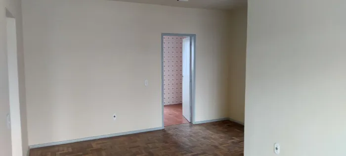 SobreLoja com 3 salas, sala grande, banheiro, cozinha e área de serviço. 1° andar