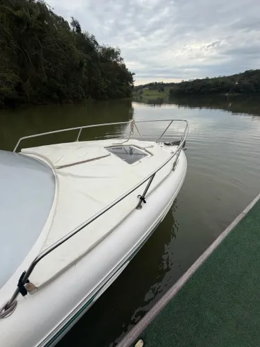 Lancha Alternativa 230 Cabinada, poupa alongado barco