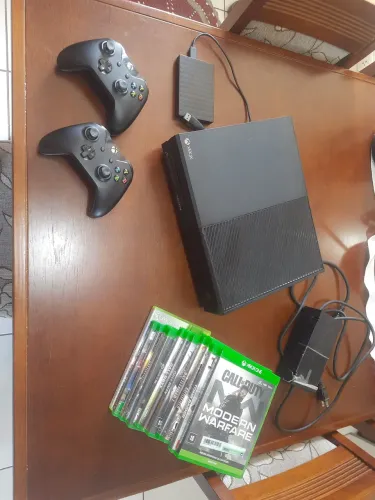 Xbox one 500gb HD 1 tb + 12 jogos