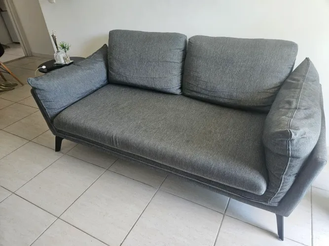 Sofá 1.8m com pés em ferro