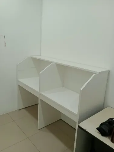 Mesa de Escritório / Baia de Atendimento Branca com Gaveta