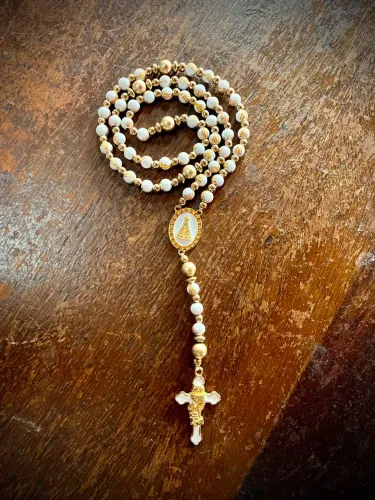 Terço mariano branco com dourado de nossa senhora aparecida