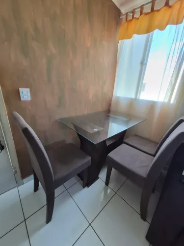 Mesa com 4 cadeiras