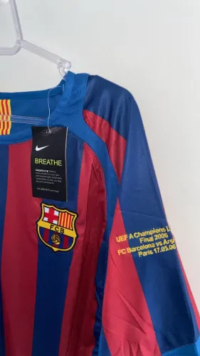 Camisa Barcelona 2005/06 ( Ronaldinho 10 )