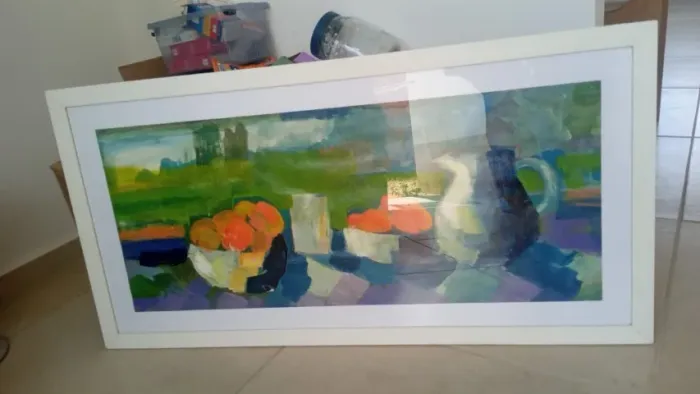 quadro com fritas para enfeite de casa com moldura branca
