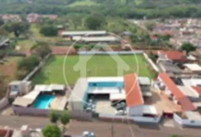 PRÉDIO COM CAMPO DE FUTEBOL E PISCINA À VENDA