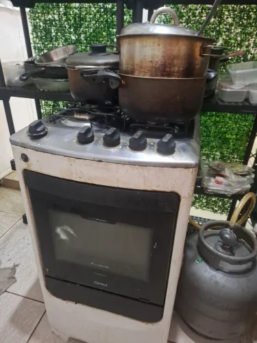Vendo fogão 4 bocas com forno funcionando por apenas 250 reais