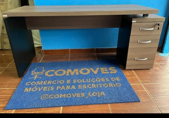 Mesa para escritório com gaveteiro anexo com chave