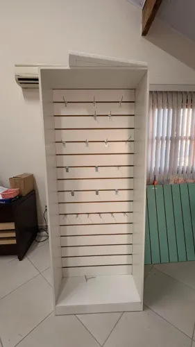 Estante em MDF Branco Canaletado