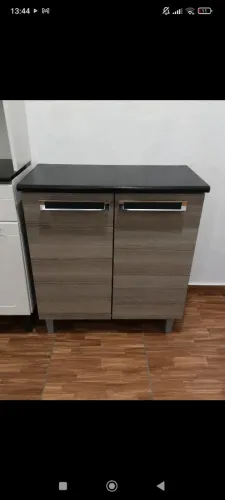 Armário duas portas, duas prateleiras