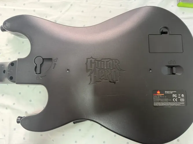 Vendo guitarra x box 360 edição especial com jogo