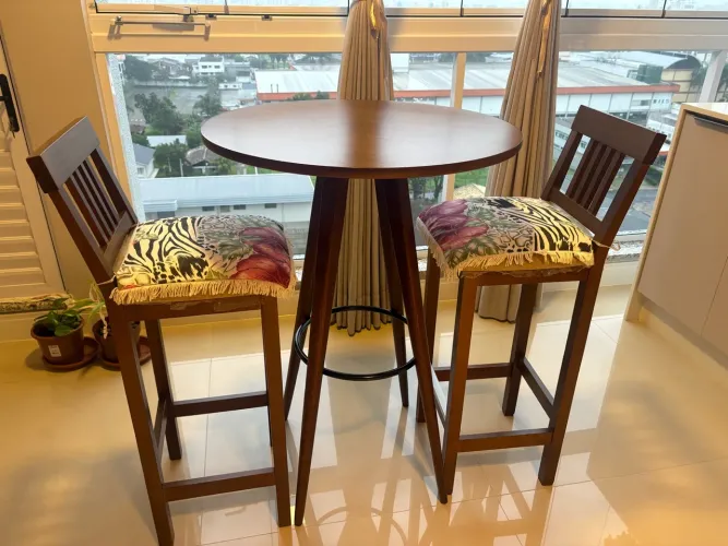 Vendo mesa Bistrô com cadeiras