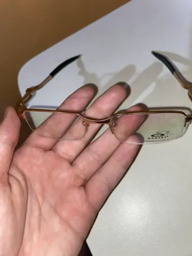 Óculos sem grau da ocley mídia dourado 