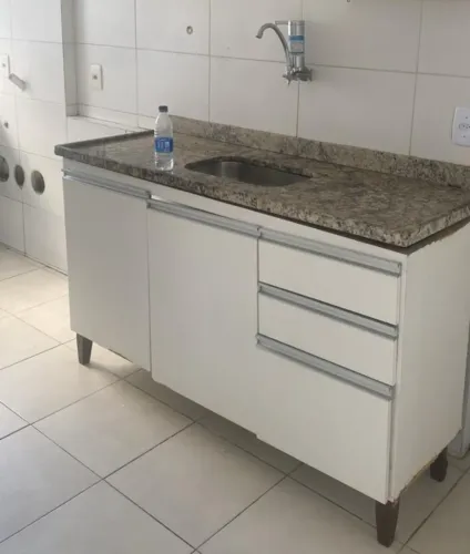 Armário de parte de baixo de pia  largura 1,47 ; profundidade 0,45 .altura com o pé 0,8