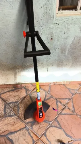 Máquina elétrica de cortar grama 110w seme nova Valor 150.00