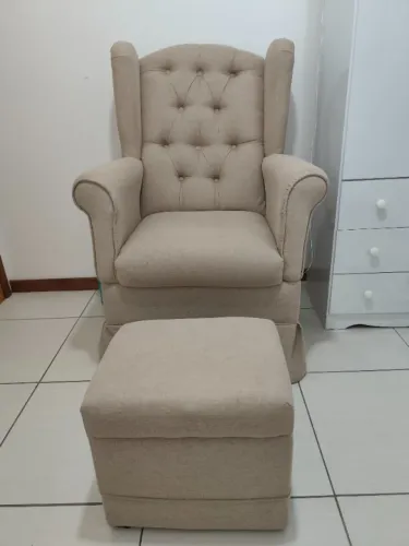 Poltrona Amamentação Mia Balanço e Puff Linho Bege Claro Fratello
