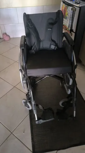 Vendo cadeira de roda inteubras nova nunca usada