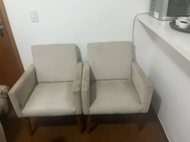 Conjunto com 2 Poltronas Estofadas Bege com Pés de Madeira