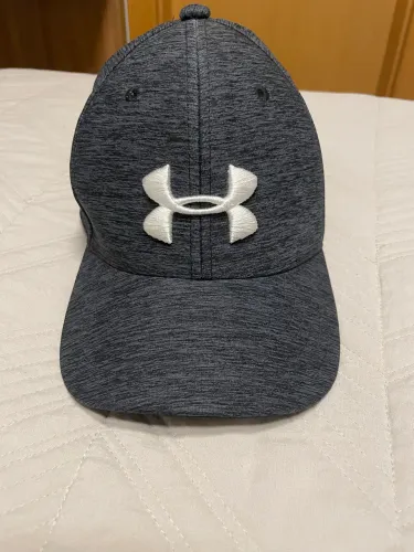 Boné under armour cinza infantil