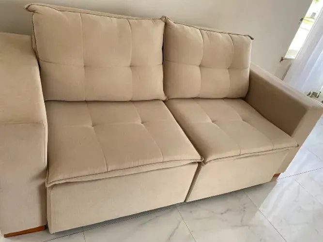 Vendo Sofá retratil , bege , 3 lugares , com 2 anos de uso, em perfeito estado. 
