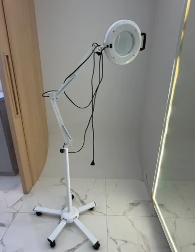 Luminária Lupa Led Estética 5x Tripé Articulado Profissional