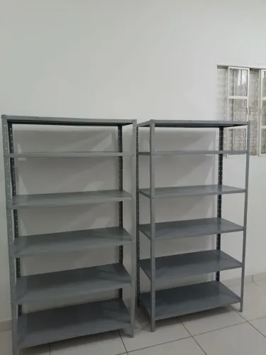 Prateleiras de ferro