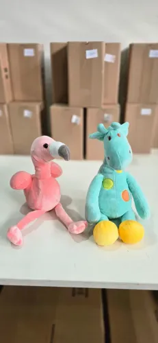 Bichos de Pelúcia Infantil Flamingo Rosa 35cm e Girafa Verde 40cm Pintas Coloridas Baby