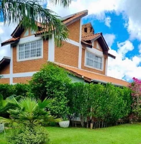 CASA LINDA COM 05 QUARTOS NO BAIRRO BOM CLIMA EM CHAPADA DOS GUIMARÃES