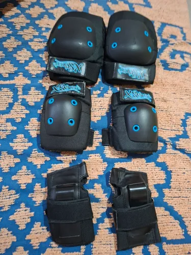 Kit de joelho, cotovelo e punho (tamanho M e P). Capacete tamanho M 100 reais cada .