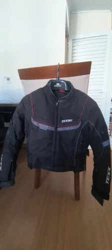 Vende-se jaqueta de moto feminina tamanho P. Valor 250 reais..