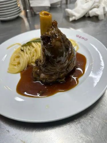 Cozinheiro e ajudante de cozinha