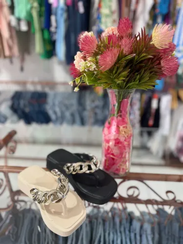 Sandália confortável com correntes