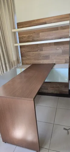 Escrivaninha com painel para escritório