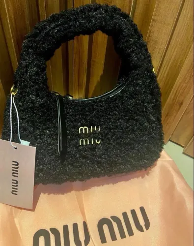Miu miu - bolsa feminina de pelúcia - acompanha dust Bag e alça maior 