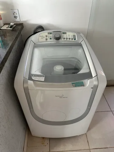 Máquina Electrolux lava e seca bem conservada com defeito 
