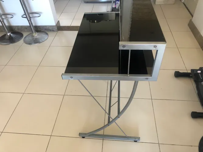 Escrivaninha de tampo de vidro 