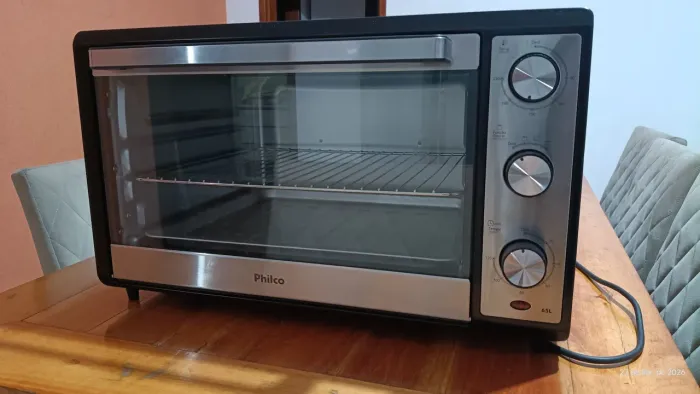 Vende-se forno elétrico 65 litros cor preto metal - Philco 220V