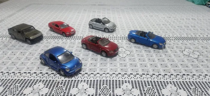 Diversos modelos de miniaturas metálicas