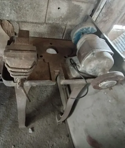 Antiga bancada com motoesmeril e morsa integrada