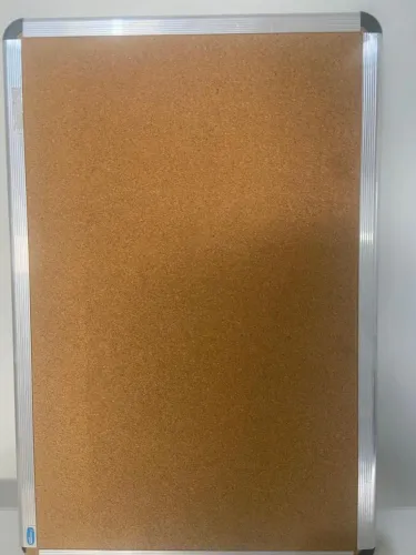 Quadro de avisos com superfície  de cortiça e moldura de alumínio. 