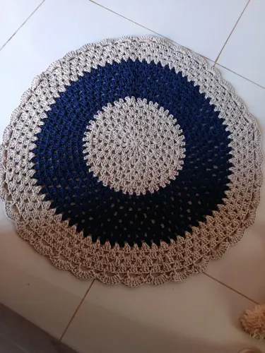 Tapete redondo, cor areia e Azul, no fio 8