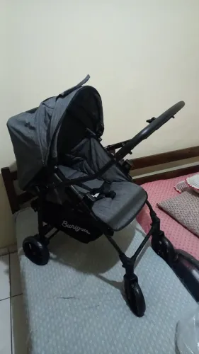 Carrinho de bebê Burigotto com Bebê conforto.