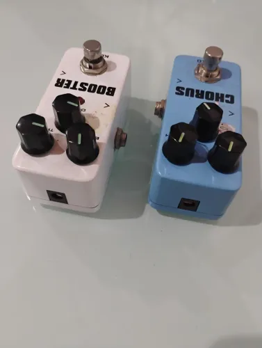 Pedais de efeito pra guitarra Chorus e Booster